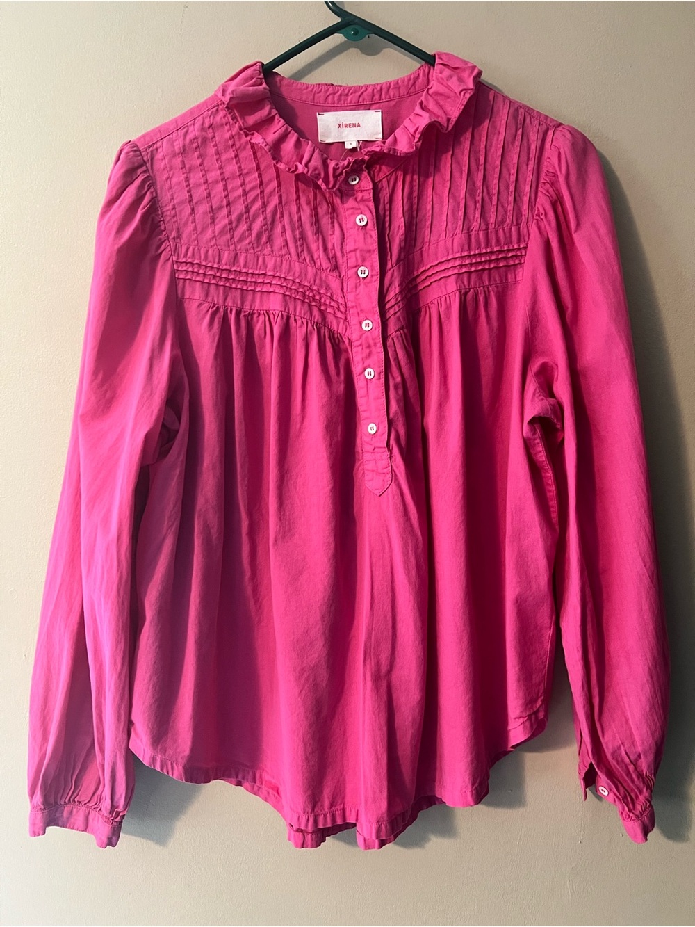 Xirena magenta pink Larsen top, piecrust
Collar, pintuck details long sleeves.
